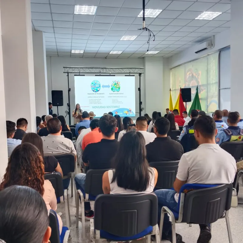 Auditorio lleno en un foro del Área Metropolitana Centro Occidente