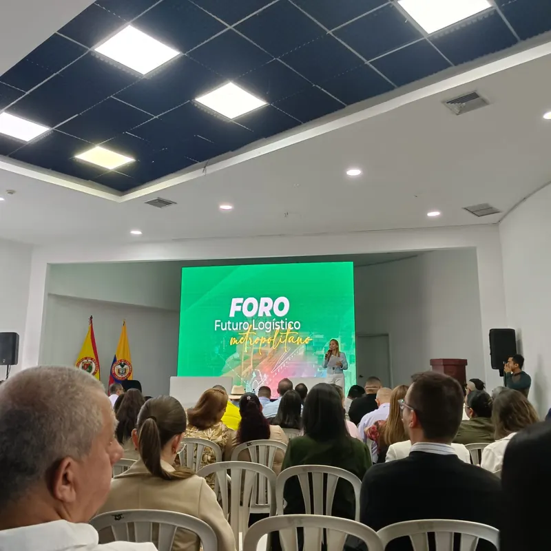 Foro institucional con auditorio lleno operado por Bsanté