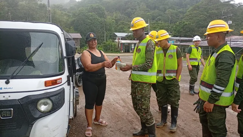 Personal de obra con casco recibe alimentación entregada por Bsanté en Bahía Solano