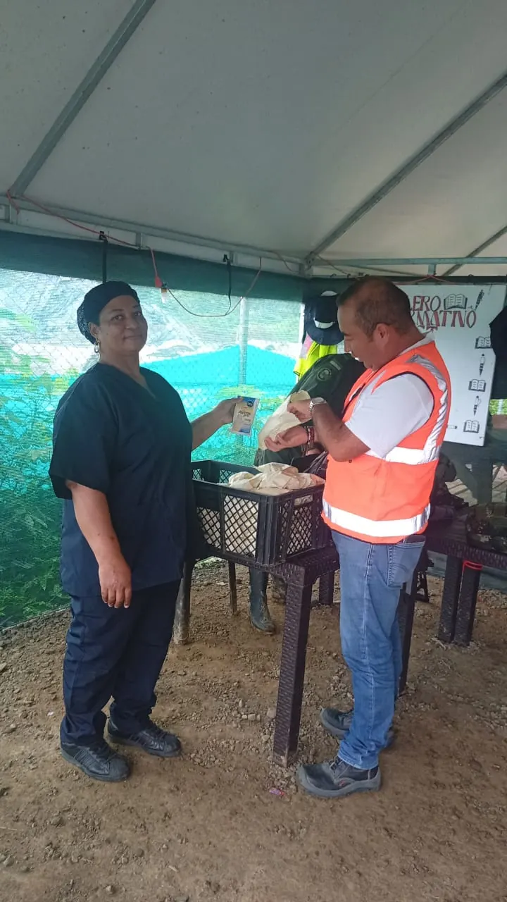 Entrega de alimentación en la obra del aeródromo de Bahía Solano