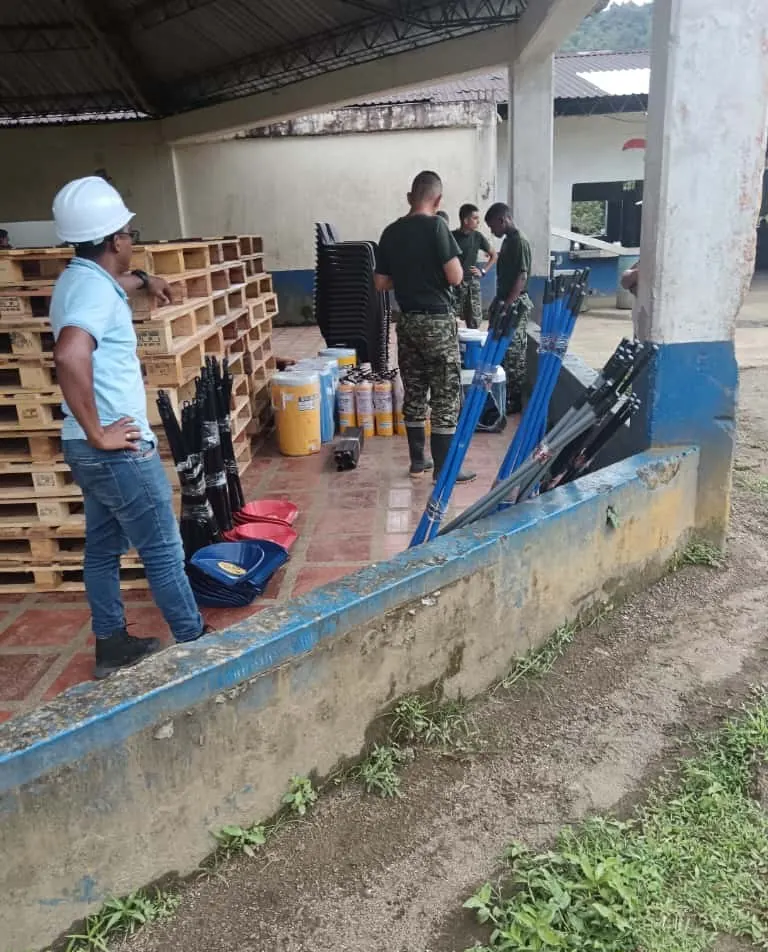 Coordinador de Bsanté supervisa la entrega de insumos en el campamento de obra en Bahía Solano, Chocó
