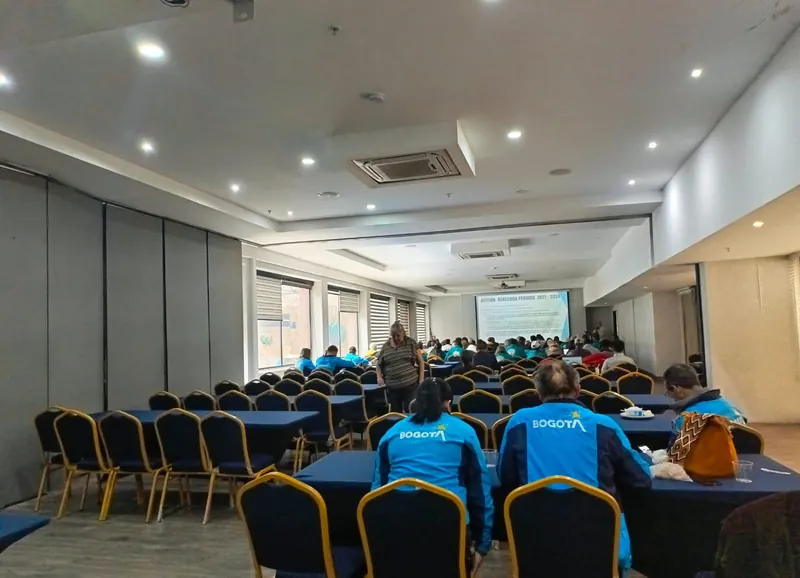 Auditorio con asistentes en una capacitación