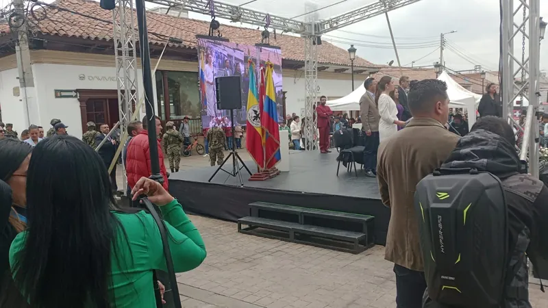 Ceremonia en tarima durante una inauguración en plaza pública