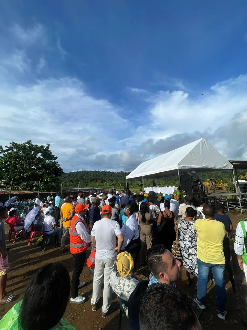 Comunidad en la primera piedra del aeródromo de Bahía Solano