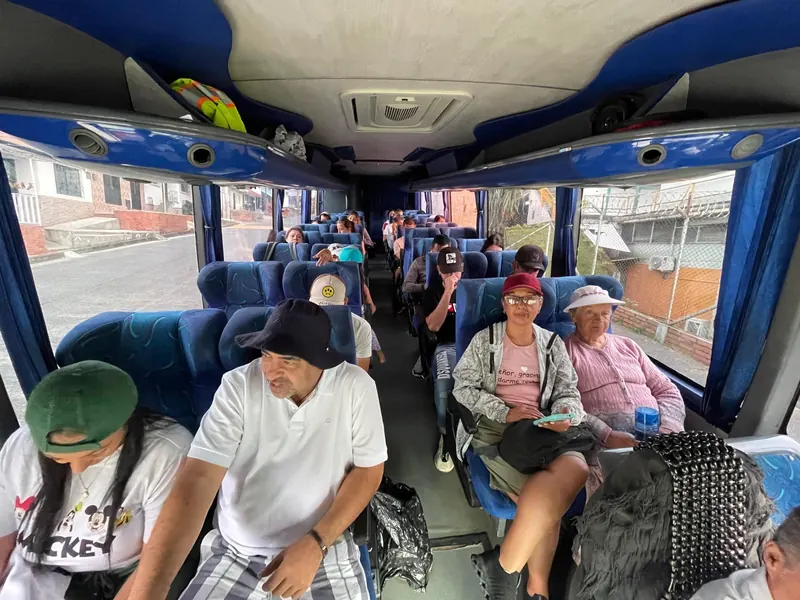 Bus con participantes en traslado